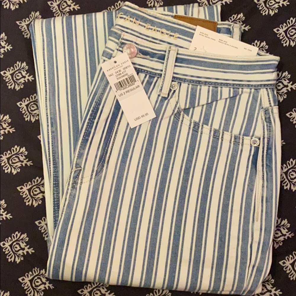American Eagle Mom Jeans NWT.
